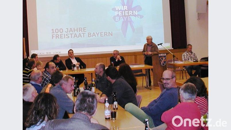 Mit einem kurzen Film zu "100 Jahre Bayern" beginnt die Bürgerversammlung in diesem Jahr. Große Probleme haben die Brander Bürger nicht. Bild: ld