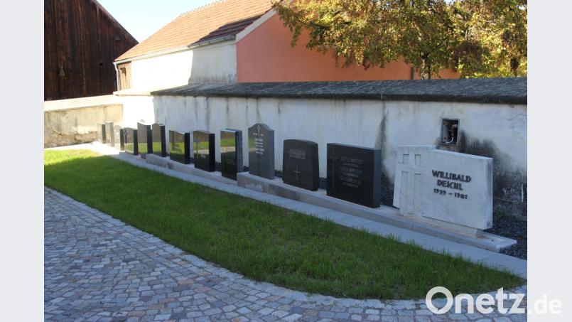 An der nördlichen Mauer des Friedhofes wurden die alten Grabsteine aufgereiht. Bild: ral