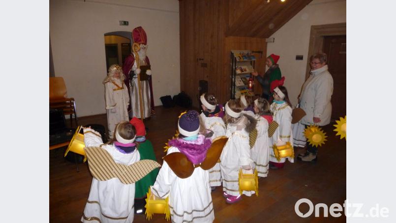Fleißig proben die Kleinen der musikalischen Früherziehung mit dem Christkind und dem Nikolaus für ihren Auftritt. Die Musikschule veranstaltet unter der Regie von Reinhold Schwarzmeier den Neustädter Weihnachtsmarkt. Bild: kwl