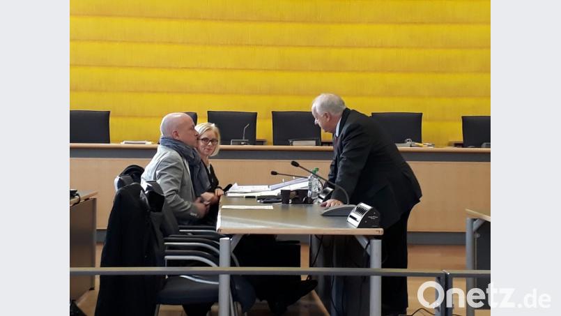 Norbert Hartl (rechts ) soll die Ausschreibung laut Anklage federführend auf BTT zugeschnitten haben. Mit der Kenntnis von OB Joachim Wolbergs (links). Bild: Simon Kunert