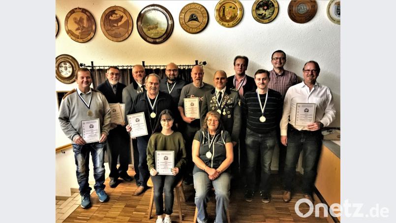 Die besten Schützen bei der Vereinsmeisterschaften des Schützenverein Eichenlaub (stehend, von links) Josef Pschierer, Günther Rieger, Andreas Ruhstorfer, Engelbert Eckart, Peter Heller, Alfred Ertl, Norbert Schwarz, Wolfgang Huber, Rainer Schwarz, Dietmar Schmutzer und Hans-Jürgen Gollwitzer sowie Lea Eich und Anna Trottmann (vorne, von links). Bild: arw