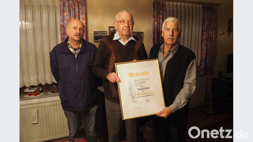 Im Namen der Siedlergemeinschaft überreichen stellvertretender Vorsitzender Erich Brunner (rechts) undt Beisitzer Erwin Schmid (links) dem 90-jährigen Erich Lorenz die Ernennungsurkunde. Bild: gz