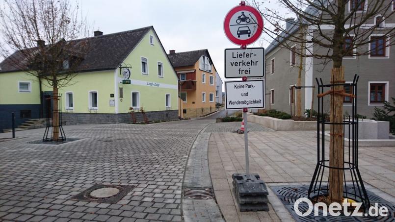 Die Burgstraße bleibt gesperrt. Rollstuhlfahrer oder Gehbehinderte, die an einer Veranstaltung am Schafferhof teilnehmen wollen, können bei der Stadt Windischeschenbach eine Ausnahmegenehmigung beantragen. Bild: Lowak