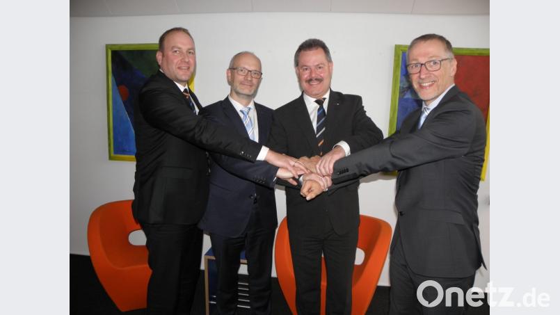 Zuversicht herrscht an der Spitze der beiden Banken, dass der nachbarschaftliche Zusammenhalt dazu beiträgt, per Fusion eine neue, starke Bank zu bilden. Das Foto zeigt (von links) Stefan Schiller (Raiffeisenbank im Naabtal), Christian Muck (VR Bank Burglengenfeld), Bernhard Werner (Raiffeisenbank im Naabtal) und Sebastian Gehmacher (VR Bank Burglengenfeld). Bild: Wilhelm Amann