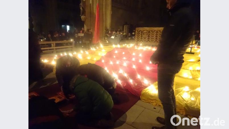 Der Altarbereich im Dom zu Regensburg wurde mit Tüchern und Lichtern gestaltet. Innerhalb der Kreuzanbetung war jeder eingeladen, nach vorne zu kommen und seine Gedanken am Kreuz loszuwerden. Bild: wrm
