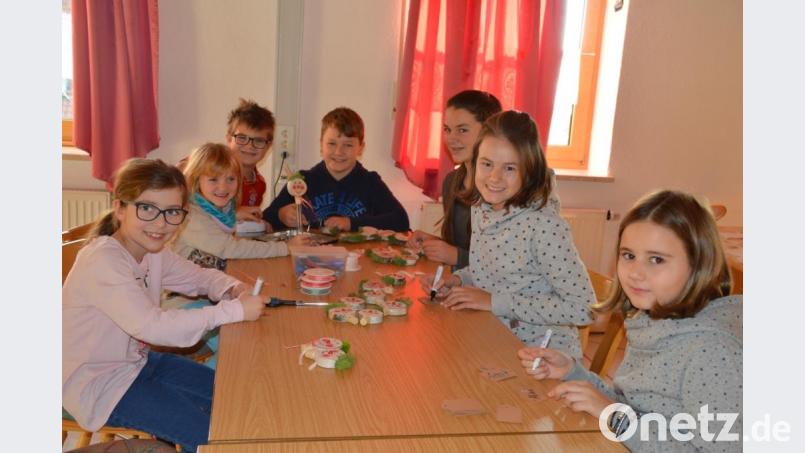 Fleißig bastelten die Kinder Wichtel für den Weihnachtsmarkt. Bild: exb