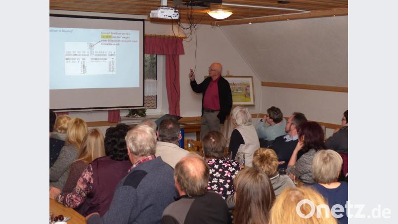 Aufmerksam lauschen die zahlreichen Familienmitglieder den Ausführungen von Johann Zeiler. Bild: hme