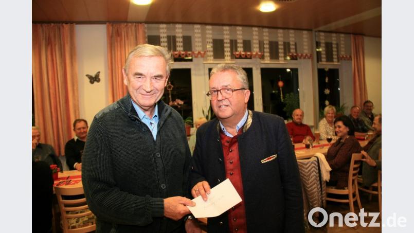 Mit etwas Barem unterstützt Bürgermeister Toni Dutz (rechts) den Stammtisch um Günther Fritsch (links). Bild: wro