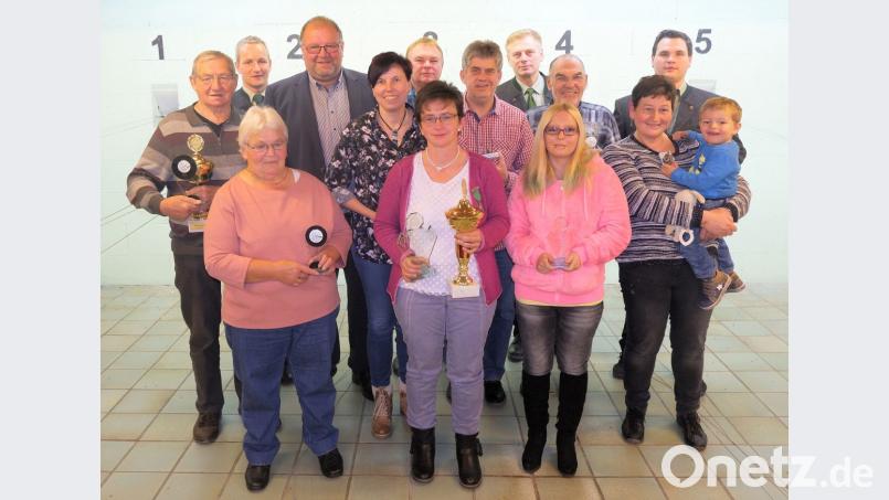 Sie sind die Vereinsmeister und Pokalgewinner beim Schützenverein D’Lautrachtaler Ransbach: (von links) Gerold Sperl, Kunigunde Sperl, Matthias Sperl, zweiter Bürgermeister Manfred Braun, Helga Inzelsperger, Richard Finn, Tanja Sperl, Uwe Braun, Engelbert Lutter, Annette Finn, Siegmund Edenharder, Christa Finn und Christoph Finn. Bild: bö