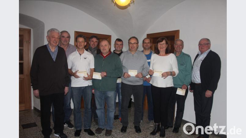 Neun Vereine aus dem Stadtgebiet hatten Zuschussanträge eingereicht. Die Schecks überreichten Kuratoriumsvorsitzender Karl-Heinz Stoppa (links) und Bürgermeister Heinz Weigl an die Vertreter der Gruppierungen. Bild: frd