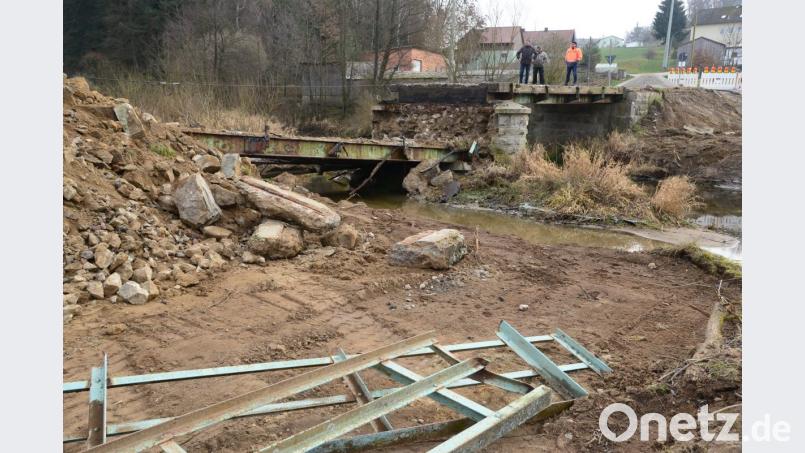 Bürgermeister Rainer Rewitzer (links) informiert sich gemeinsam mit Bauamtsleiter Uli Rupprecht (rechts) über den Abbruch. Bild: bey