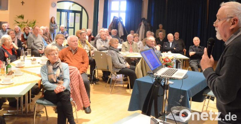 Viele aufmerksame Zuhörer verfolgen die Ausführungen von Kurt Reiner (rechts), der seine Kindheit und Jugend im Gloshütt'n-Viertel verbracht hat. Bild: Kunz