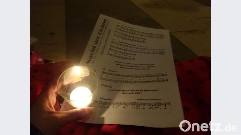 Ausstattung für die Nacht: Kerze, Liedblatt, Schlafsack. Wie in Taizé nahm man vorzugsweise am Boden Platz. Bild: wrm