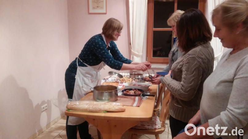 Marianne Paulus (links) bereitet Schnitzelgerichte vor. Bild: pi