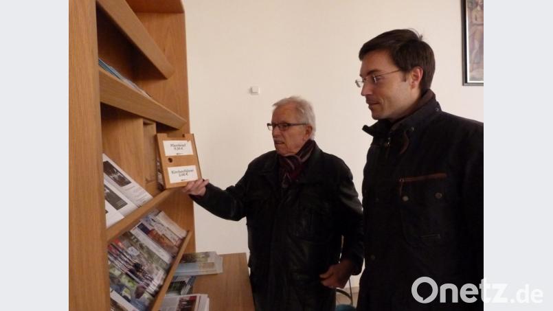 Pfarrer Stephan Rödl und Kirchenpfleger Wolfhardt Erling besichtigen den Schaden. Bild: hok