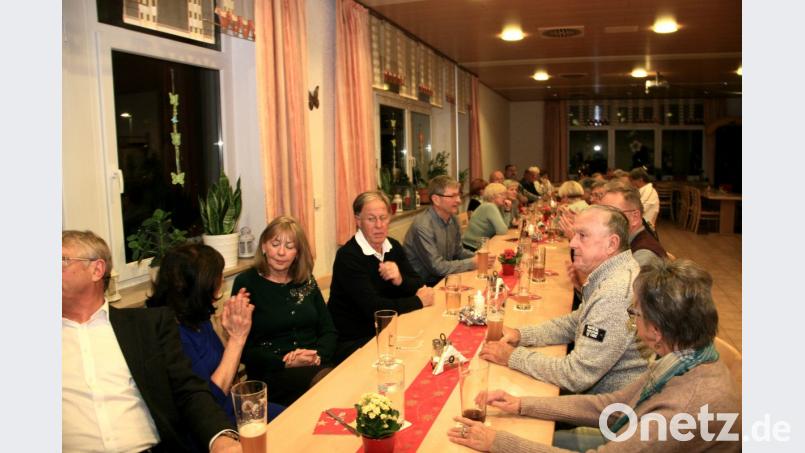 Der Fußballer-Stammtisch muss beim Jubiläumstreffen ein wenig erweitert werden. Mit dabei sind auch die Spielerfrauen. Bild: wro