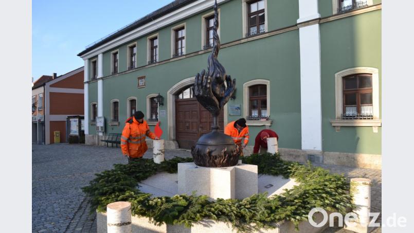 Der Adventskranz ziert die Zoiglskulptur am Marktplatz. Bild: buc