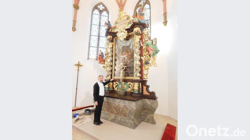 Dirk Grafe, seit 15 Jahren Pfarrer in Wirbenz, an seinem Lieblingsplatz, dem Altar. In frischen Farben glänzt wieder das Herzstück seiner Wirkungsstätte, ein Überbleibsel der Vorgängerkirche mit seinen vier Evangelisten, der der Werkstatt von Elias Räntz zugerechnet wird, Bild: hai