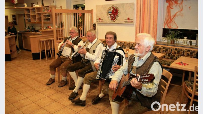 Für Kurzweil beim Erinnerungstreffen sorgt die Falkenberger Zoiglmusik. Bild: wro