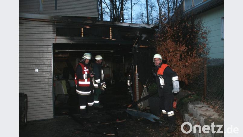 Das Feuer ist rasch unter Kontrolle. Kommandant Thorsten Meiler von der Feuerwehr Wiesau (links) leitet den Einsatz. Bild: wro