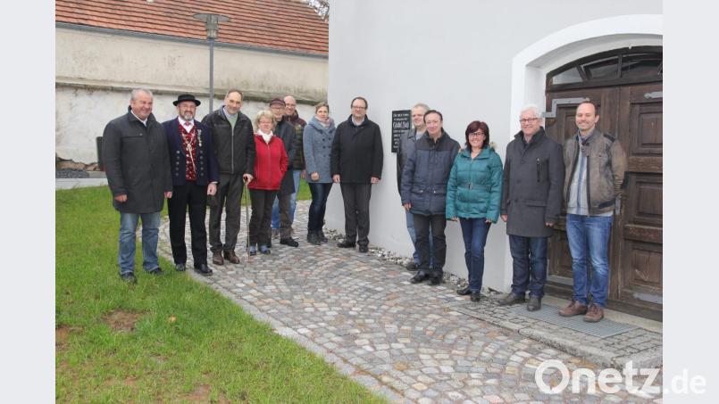 Den Mitgliedern der Kirchenverwaltung Trisching, den Trischinger Pfarrgemeinderäten und den Gemeinderäten wurden die Sanierungsmaßnahmen am alten Friedhof vorgestellt, mit dabei auch Bürgermeister Josef Deichl und Pfarrer Gerhard Wagner. Bild: ral