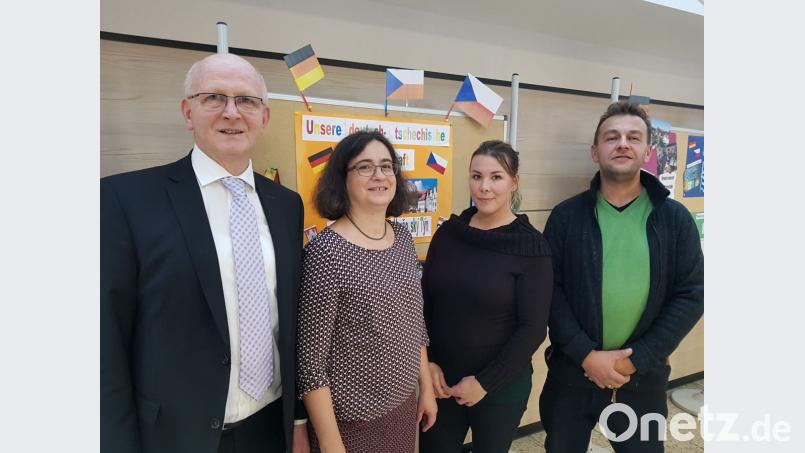 Der Vorstand der Elternvereinigung der Realschule ist nach der Neuwahl wieder komplett: Sabrina Dürr (2. v. rechts), Maria Torscht (2. v. links) und Hubert Ram (rechts) vertreten die Interessen der Eltern auf Bezirksebene. Das Vorstandsmitglied der Landeselternvereinigung Bayern Peter Gschrey (links) freut sich auf die Zusammenarbeit. Bild: hir