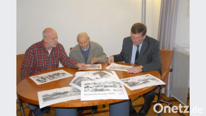 Die beiden Ortsheimatpfleger Josef Popp (von links) und Michael Koller stellen im Rathaus Bürgermeister Peter Braun den neuen Heimatkalender in schwarz-weiß vor. Bild: pop