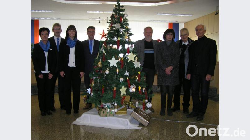Bereits zum zehnten Mal gibt es die Wunschsterne-Aktion in der Weihnachtszeit. Auftakt zu der Initiative ist in der Neusorger Geschäftsstelle der Raiffeisenbank NordWest. Filialleiterin Cornelia Wöhrl (Dritte von links), Jürgen Kundrat, der Geschäftsstellenleiter des Caritasverbands Tirschenreuth (Vierter von rechts) sowie Pfarrer Hans Riedl und Bürgermeister Peter König (Erster und Zweiter von rechts) eröffnen die Aktion für 2018. Bild: öt