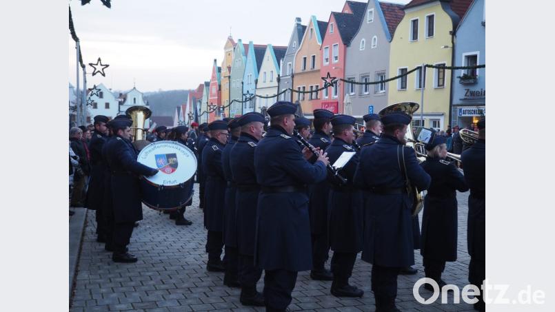 Die Soldaten des Logistikbataillon aus Kümmersbruck feiern auf dem Neustädter Stadtplatz ihr Gelöbnis. Bild: krb