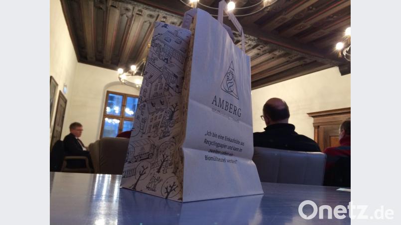 10.000 Tüten ließ die Stadt Amberg mit ihrem Logo und einem Wimmelbild bedrucken. Die Papier-Tragetaschen sind aus Recyclingpapier und verrotten auf dem Kompost. Am Mittwoch waren sie Thema im Umweltausschuss. Bild: roa