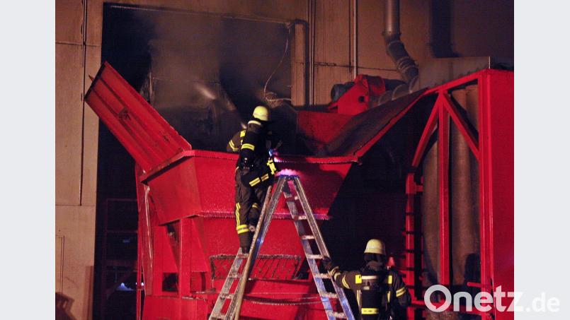 Der Brand in der Schredderanlage von Estato Umweltservice ist schnell unter Kontrolle. Bild: R. Kreuzer