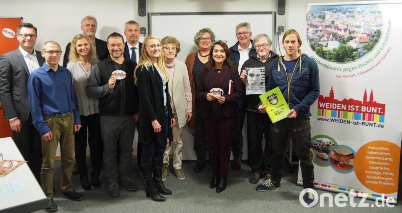 Eine rührige Truppe: Die Sprecher und Sprecherrat des Aktionsbündnisse „Weiden ist bunt.“, darunter Erster Sprecher Veit Wagner und sein Stellvertreter Nico Ehrhardt (Zweiter und Erster von rechts) sowie Ehrengäste. Bild: Bühner