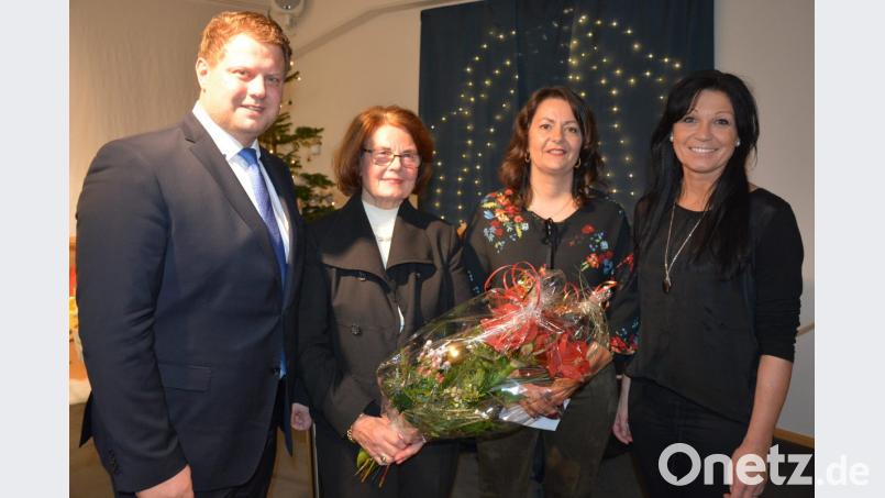 2. Bürgermeister Stefan Grillmeier dankte Heide Brand (Zweite von links) mit einem Blumenstrauß. Dank galt auch dem Museumsteam mit Marion Papsch (rechts) und Nicole Schuller. Bild: jr
