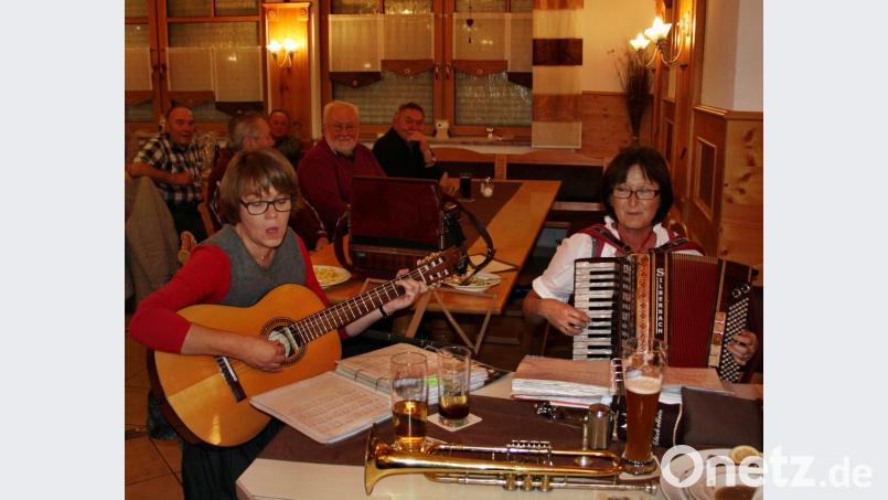 Als Gegensatz zu den größeren Gruppen steuert das Duo Karin Bleisteiner und Anette Pürner (von rechts) zarte Klänge mit ihren Instrumenten und ihrem Gesang bei. Bild: ds