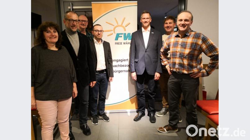 Karl Lorenz (Zweiter von links) ist neuer stellvertretender Vorsitzender der Freien Wähler Eschenbach. Er ersetzt Michael Brüchner (Vierter von links). , Erwin Traßl, Michael Brüchner, Thomas Riedl, Richard Plößner, Werner Fahrnbauer.Vorsitzender Thomas Riedl (Dritter von rechts) wird in der Jahreshauptversammlung in seinem Amt bestätigt. Bild: rn