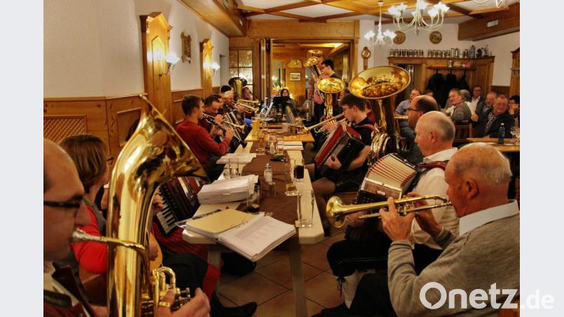 Hallt schon der Gesang der Zuhörer bei verschiedenen Ohrwürmern durch alle Räume, dröhnt der Saal, als abschließend alle Musiker gemeinsam musizieren. Bild: ds