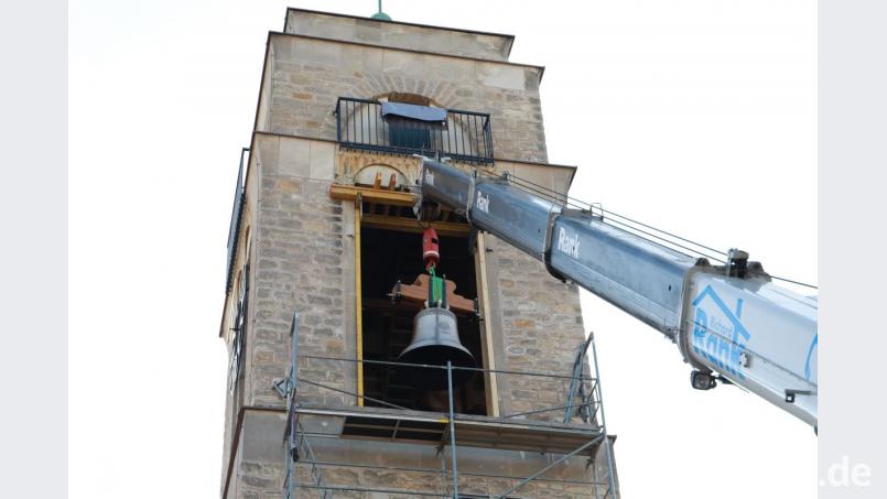 Mitarbeiter der Glockengießerei Bachert bringen die neuen Glocken sowie den Glockenstuhl in den Turm der Martin-Luther-Kirche ein. Bild: njn