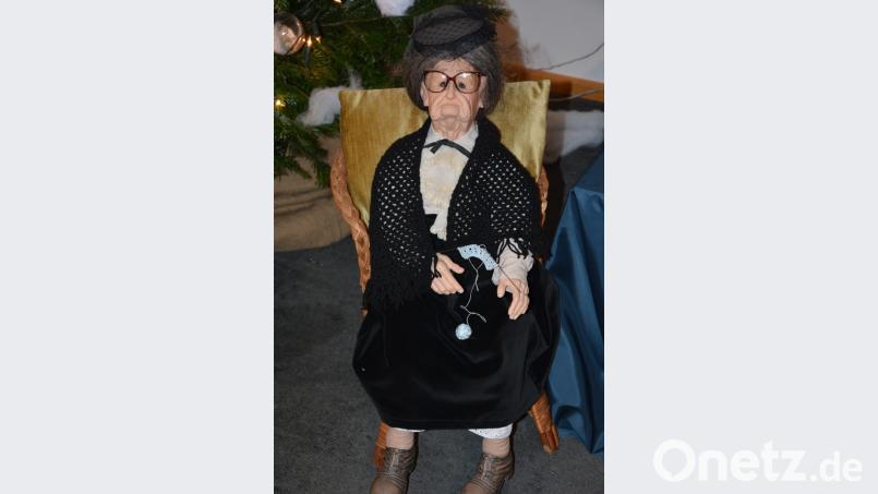 Puppen verschiedenster Art, größtenteils aus eigener Herstellung, sind bei der neuen Ausstellung im Museum Mitterteich zu sehen. Bild: jr