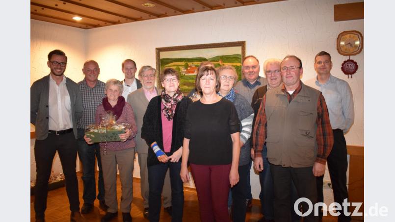Die Zeitungsträger sorgen seit vielen Jahren dafür, das die Leser pünktlich ihre Tageszeitung auf dem Frühstückstisch haben. Dafür dankten ihnen Tobis Kühner (links), Bürgermeister Konrad Kiener (Vierter von links), Betriebsrat Günter Klein (Fünfter von links), Gerhard Wölfel (Vierter von rechts) und Thomas Huber (rechts). Bild: bnr