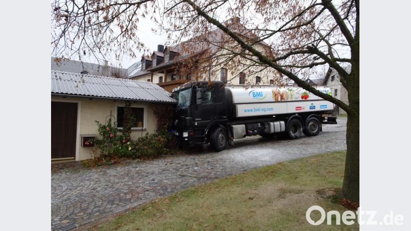 Der Milchlaster krachte gegen eine Garagenmauer in Dobrigau. Bild: rti
