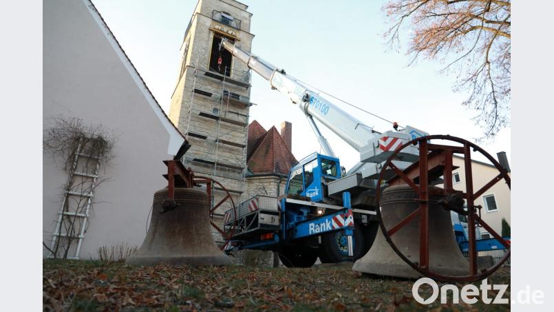 Mitarbeiter der Glockengießerei Bachert bringen die neuen Glocken sowie den Glockenstuhl in den Turm der Martin-Luther-Kirche ein. Bild: njn