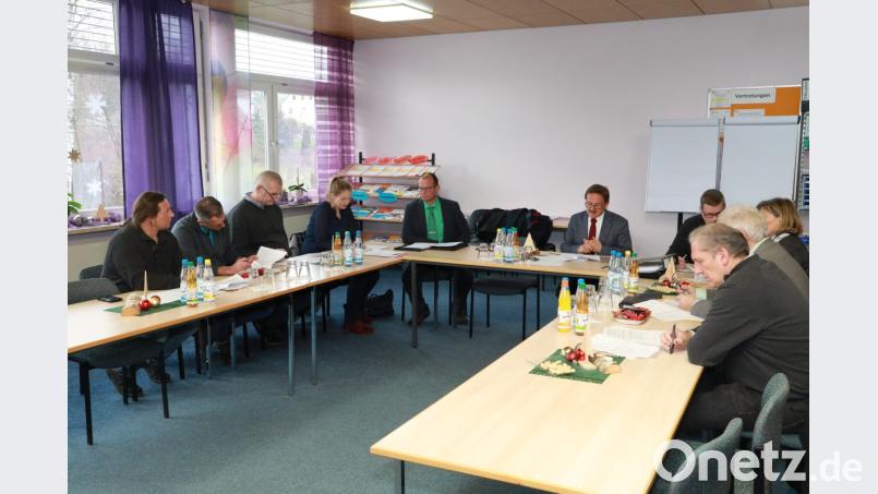 Unter Vorsitzendem Bürgermeister Hans Donko (Sechster von links) tagt die Schulverbandsversammlung Bild: njn