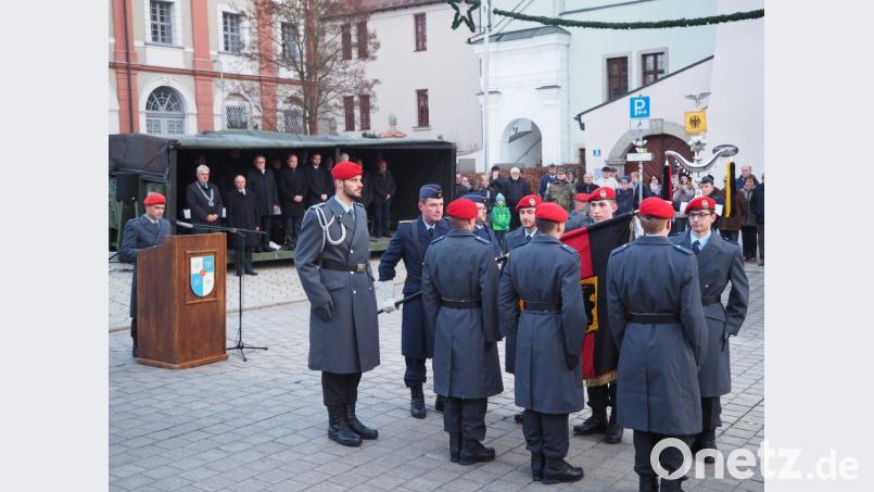 Die Soldaten des Logistikbataillon aus Kümmersbruck feiern auf dem Neustädter Stadtplatz ihr Gelöbnis. Bild: krb