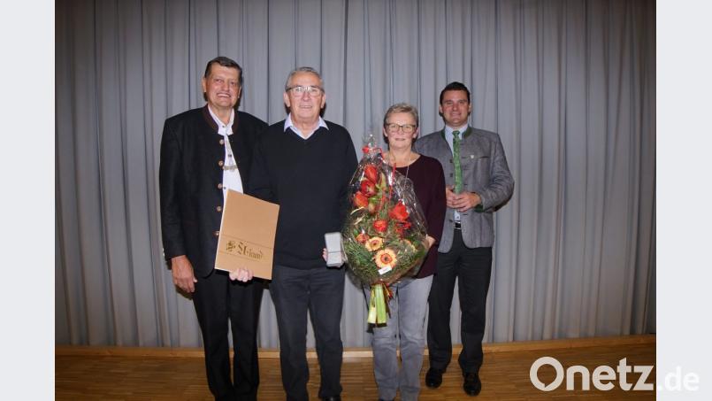 Franz Meier (Mitte, mit Gattin Renate) wurde von Vorstand Franz Ziegelmeier (links) zum Ehrenmitglied des OGV Wolfring ernannt und erhielt aus den Händen von Landrat Thomas Ebeling (rechts) den goldenen Spaten verliehen. Bild: nib
