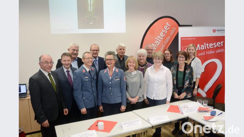 Sichtlich froh sind die Malteser-Verantwortlichen, dass nach langjährigen Bemnühungen das Hospiz Neustadt im Februar nächsten Jahres in Betrieb geht. Geschäftsführer Dr. Fank Becker, Baronin Adelheid von Gemmingen, Susanne Wagner und Elke Lauterbach (vorne, Dritter bis Sechste von links). Bild: Gabi Schönberger