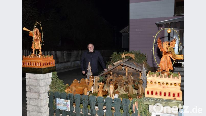 Mit einer Bretterkrippe bereichert Willi Helgert den Markttag am ersten Aventssonntag. Die außergewöhnliche Attraktion steht nur einen Steinwurf vom Geschehen entfernt in der Türkenstraße. Bild: fjo