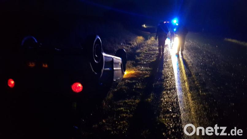 In der Nähe von Aschach überschlug sich ein Auto und landete im Straßengraben. Bild: Feuerwehr Freudenberg-Wutschdorf