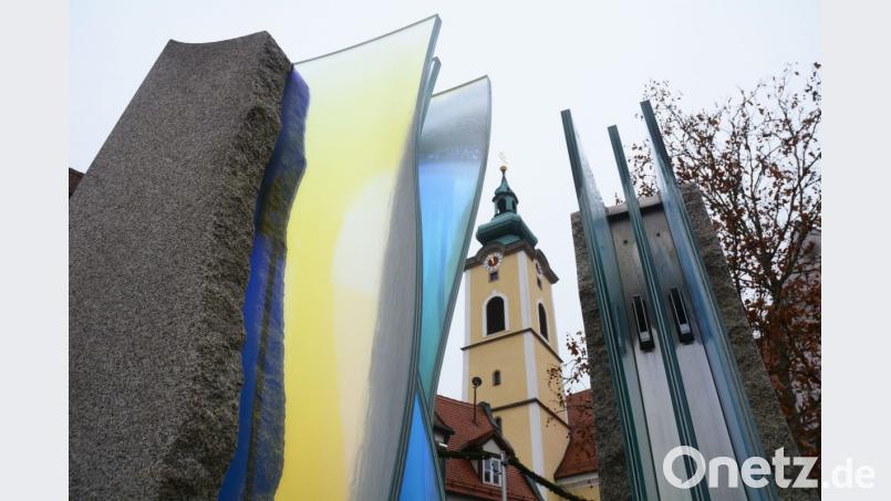Der Glasbrunnen in Neustadt ist verschmutzt. Bild: Gabi Schönberger