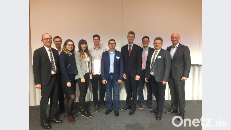 Bei der Preisverleihung in München gratuliert der neue Kultusminister Michael Piazolo (Vierter von rechts) Realschuldirektor German Helgert, Fachoberlehrer Mathias Frischholz, Beratungsrektor Hermann Daubenmerkl (Zweiter, Dritter und Fünfter von rechts) und den Kemnather Realschülern. Bild: jzk