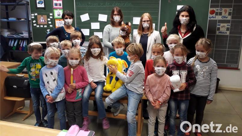 Wertvolle Tipps zur Zahngesundheit bekommen die Kinder der Grundschule Friedenfels. Im Bild hinten von links Klassenleiterin Evi Kern, Assistentin Sandra Gaida, Zahnärztin Katharina Pötzl und Schulleiterin Inge Dick. Bild: exb